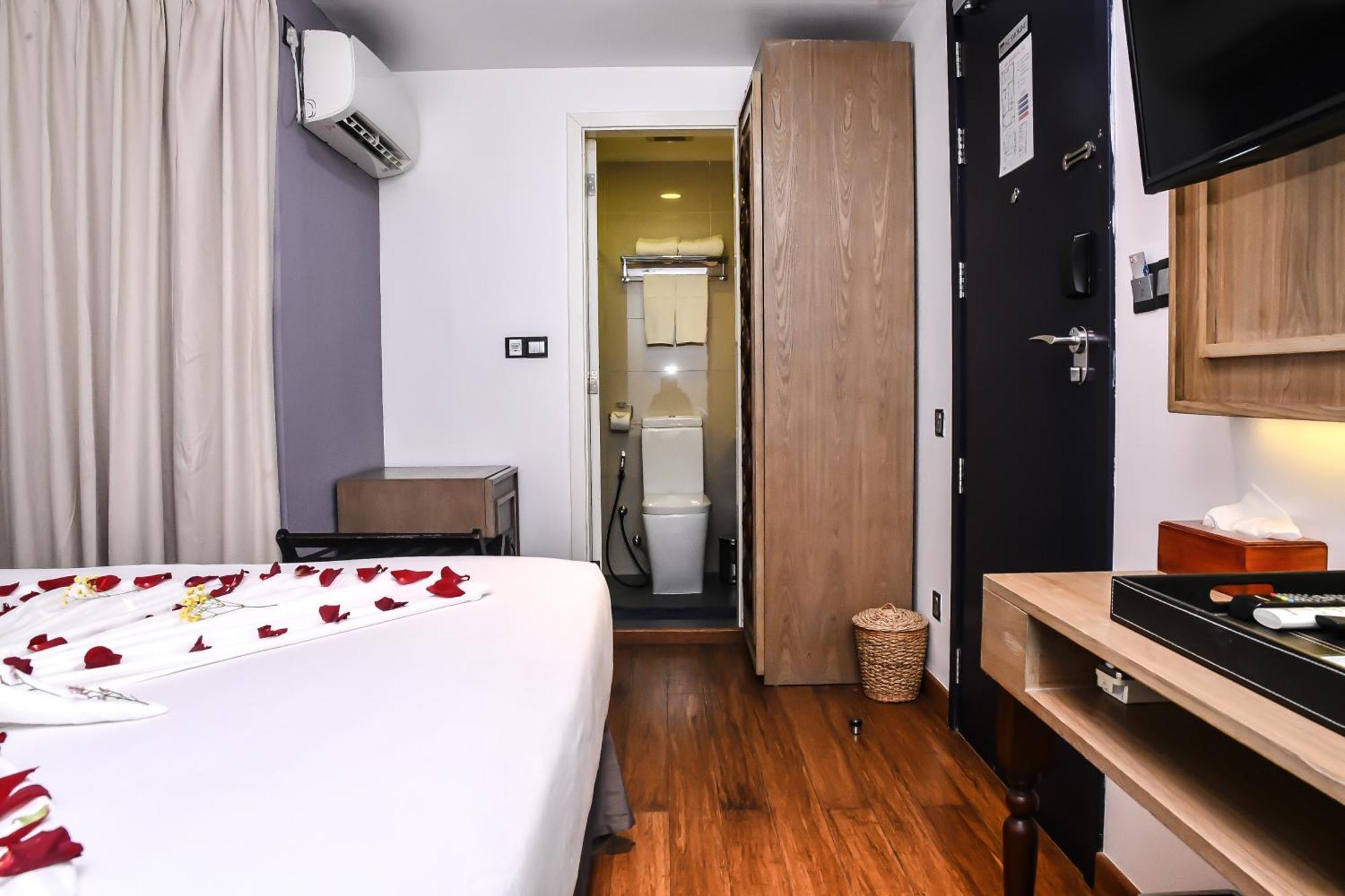 Beehive Premier Hotel Male Exterior photo