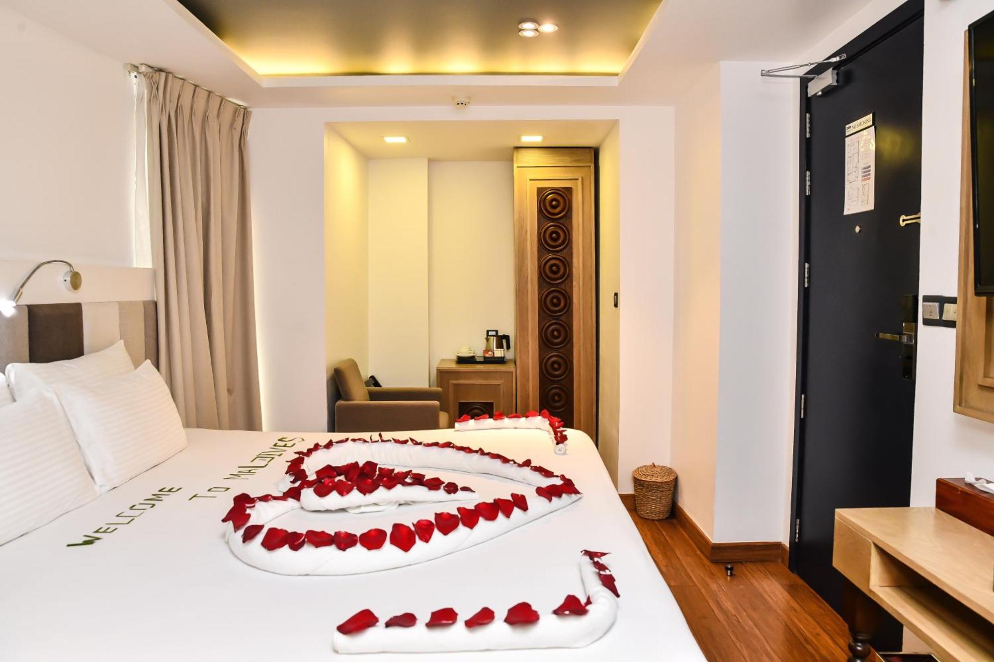 Beehive Premier Hotel Male Exterior photo