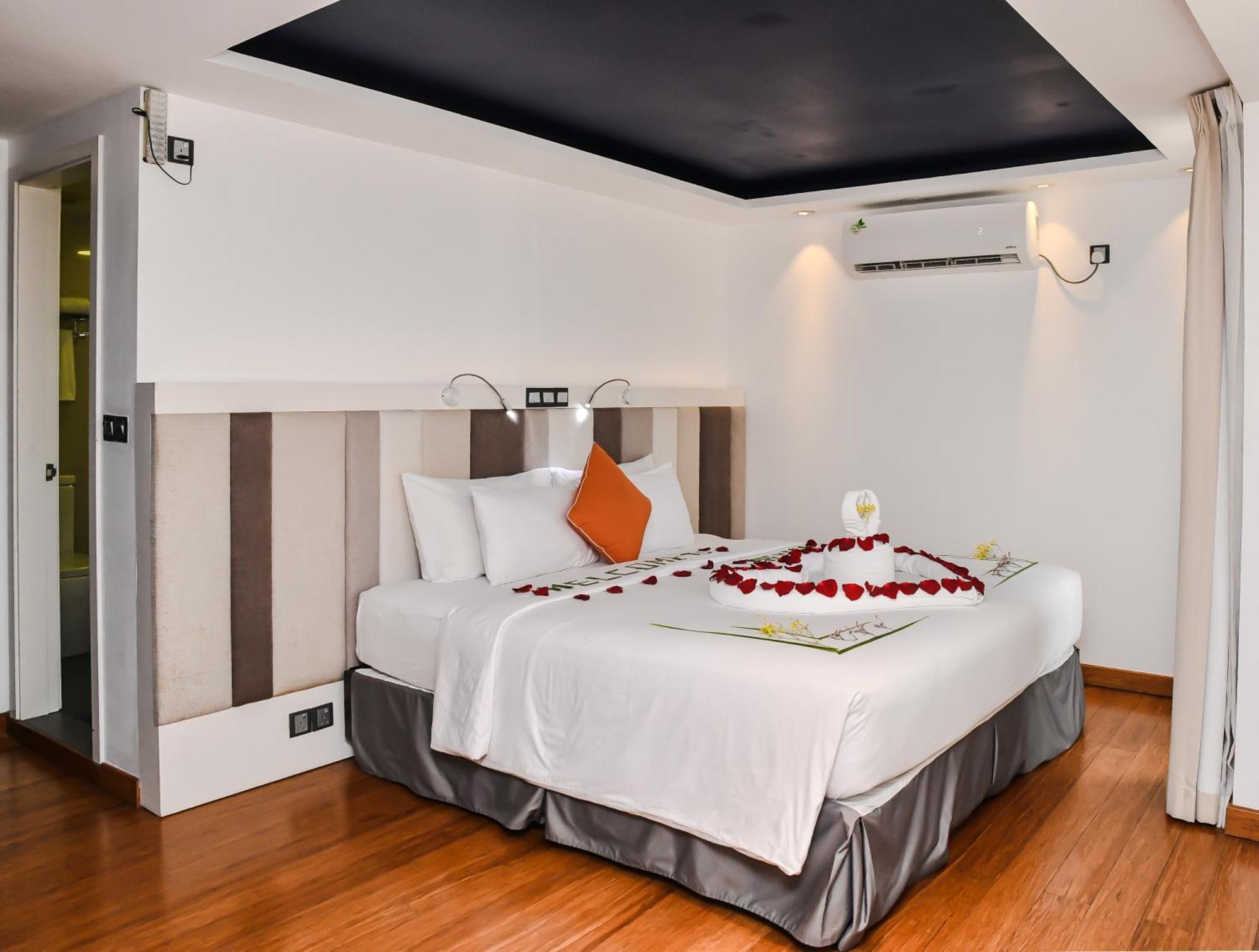 Beehive Premier Hotel Male Exterior photo